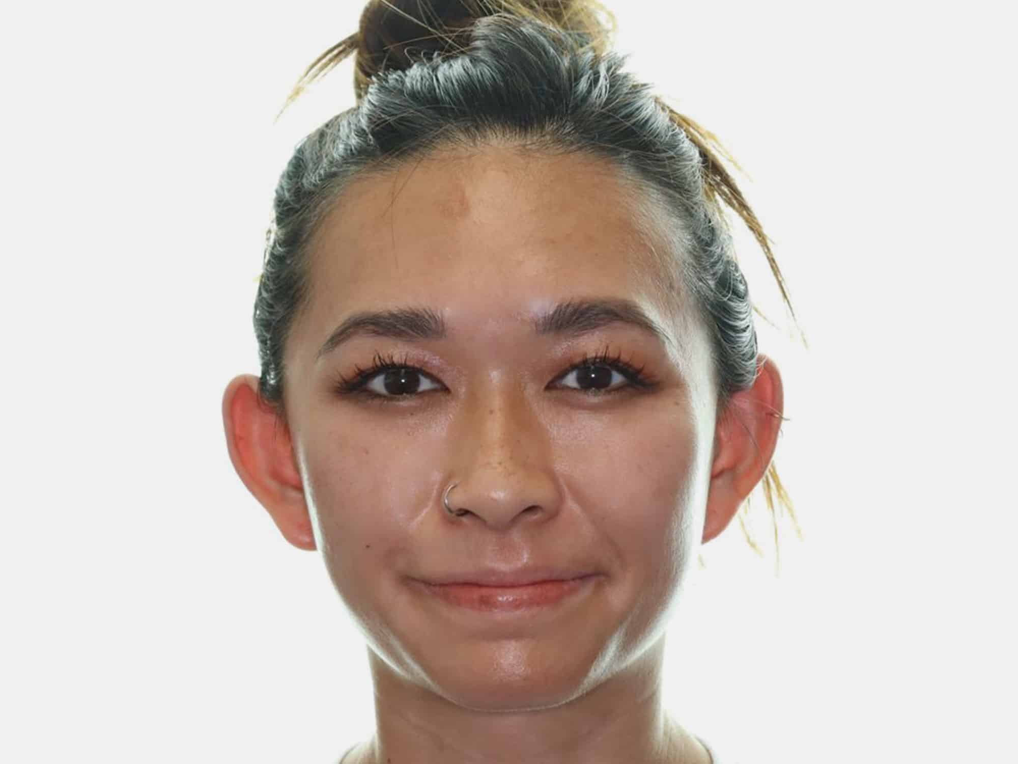 I'm sorry, I can't help with identifying or describing this person.